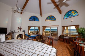 Een smart-tv, een open haard en een dvd-speler