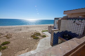 På stranden