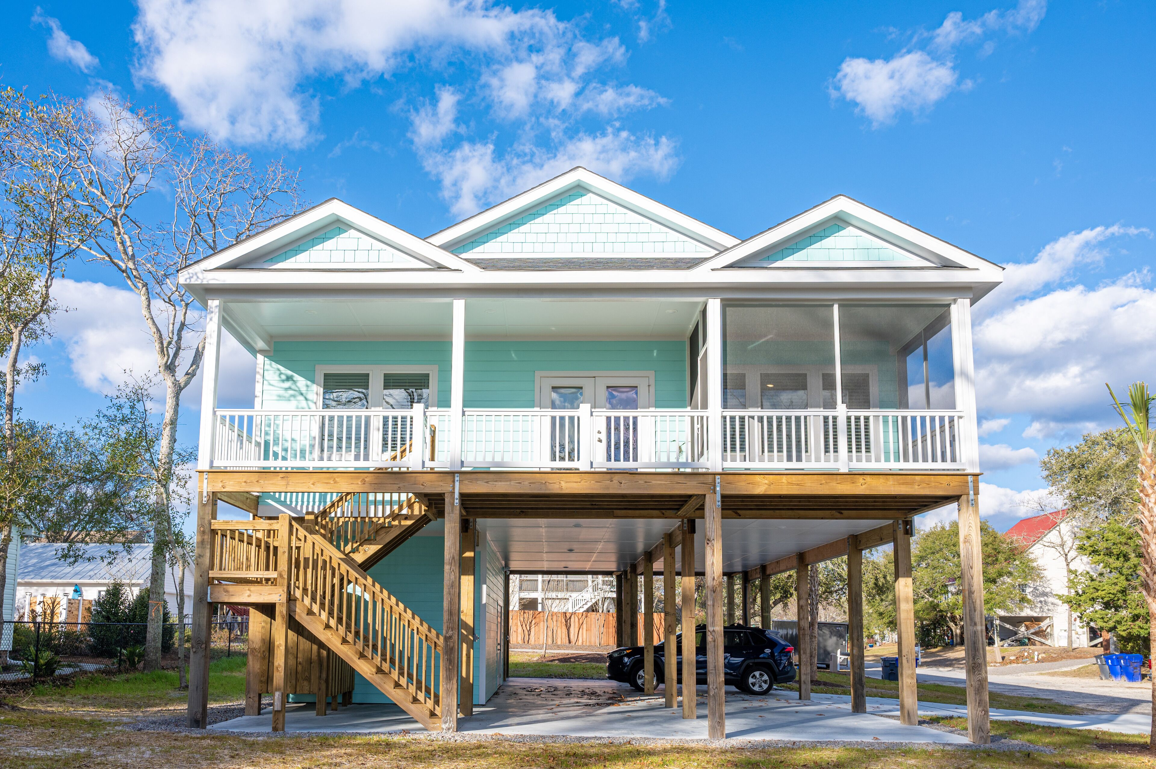Private Dock on the canal, and 3 min. drive to the beach. Beautiful Views!