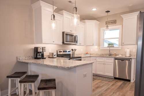 Private Dock on the canal, and 3 min. drive to the beach. Beautiful Views!