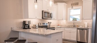 Private Dock on the canal, and 3 min. drive to the beach. Beautiful Views!