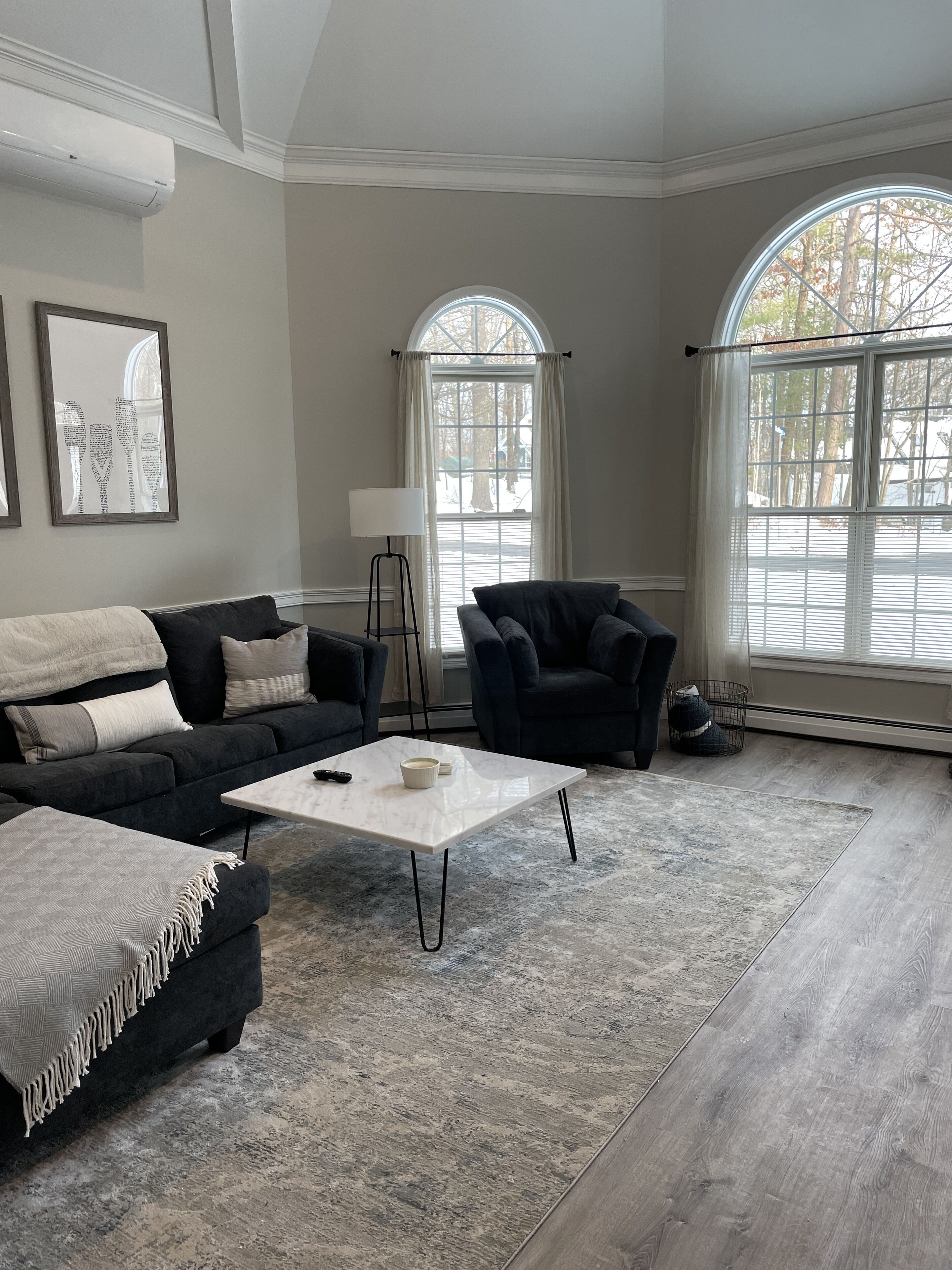 Älytelevisio, takka, videopelejä, pöytäjalkapallopöytä