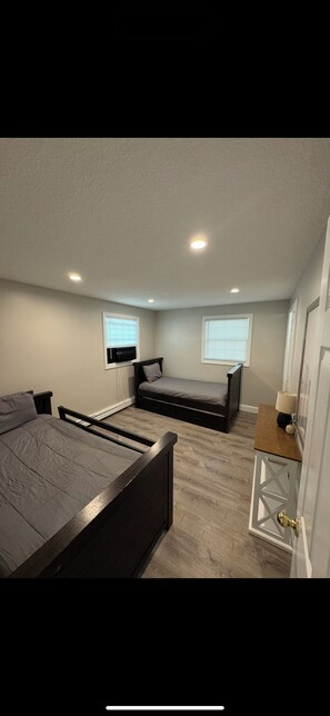 4 chambres, bureau, fer et planche à repasser, accès au Wi-Fi (inclus)