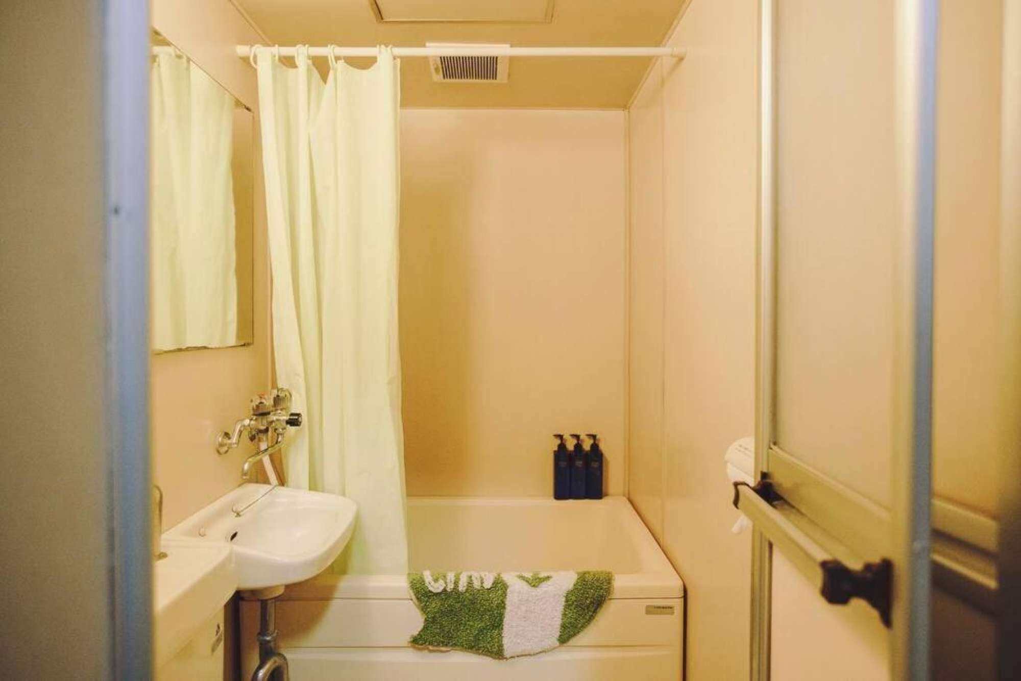 Combined shower/tub, hair dryer, towels
