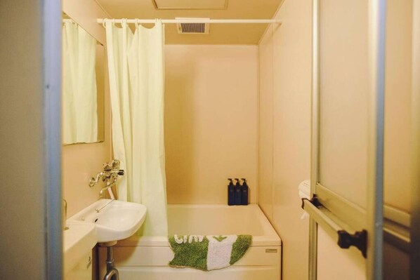 Combined shower/tub, hair dryer, towels - Home WIFI & Compact & Tranquil Apt with LOFT! (杉並区)