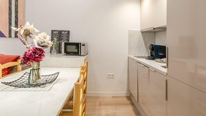 A compact kitchen with a microwave, coffee machine, and a small refrigerator. - Plaza del Pan Deluxe 1 (Sevilla)