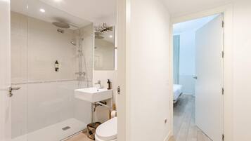 Een douche, een haardroger, handdoeken