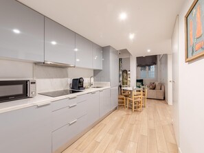 Kylskåp, mikrovågsugn, kaffe- och tebryggare och grytor/köksredskap