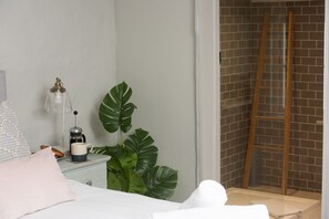 4 bedrooms, iron/ironing board, travel cot, WiFi - Beach Cottage is a traditional stone cottage, just 100 yards from the breath-taking Trevaunance Cove (St Agnes)