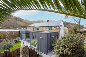 Exterior - Beach Cottage is a traditional stone cottage, just 100 yards from the breath-taking Trevaunance Cove (St Agnes)