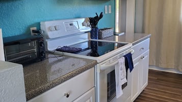 雪櫃、微波爐、焗爐、爐具