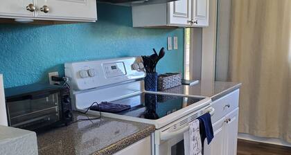 10 mins from the beach, pet friendly, huge yard!