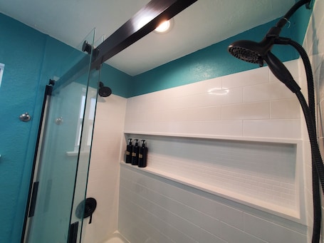 Combined shower/bathtub, hair dryer, towels, soap. 10 mins from the beach, pet friendly, huge yard!