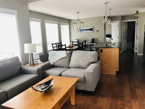 Fernseher, Kamin, Tischtennisplatte
