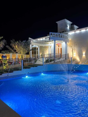 Indoor pool, outdoor pool, open open 24 hours, pool umbrellas - Discovery Guest House -Sur (Sur)