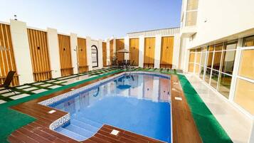 Innenpool, Außenpool, rund um die Uhr geöffnet, Sonnenschirme