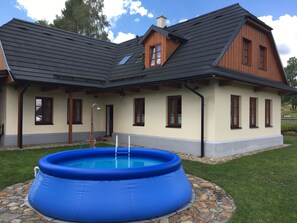 Outdoor pool - Newly built cottage with pool and large fenced garden (Ždár nad Sázavou)