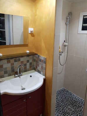 Dusche, Haartrockner, Handtücher