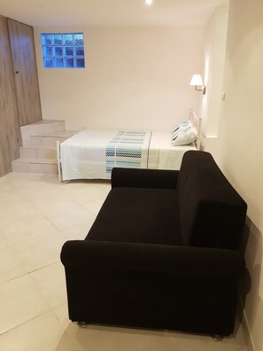 مكواة/لوح كي وسر ير سفر وواي فاي وملاءات أسرّة