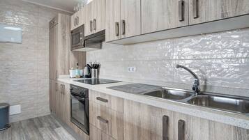 冷蔵庫、電子レンジ、オーブン、コンロ