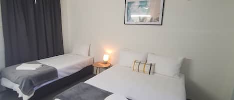 Chambre avec lits jumeaux | Espace de travail pour ordinateurs portables, rideaux dâobscurcissement