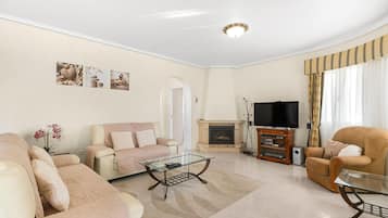 Fernseher, Kamin, DVD-Player, Stereoanlage