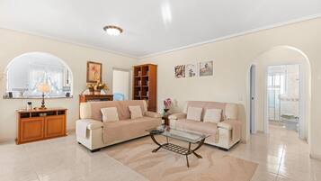 Een televisie, een open haard, een dvd-speler en een stereo