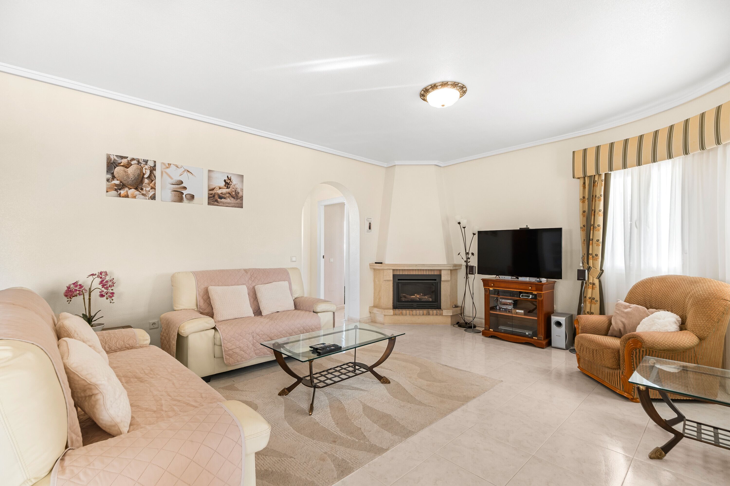 TV, lareira, DVD player, aparelho de som