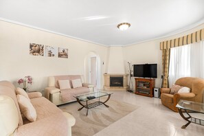 TV, caminetto, lettore DVD, impianto stereo