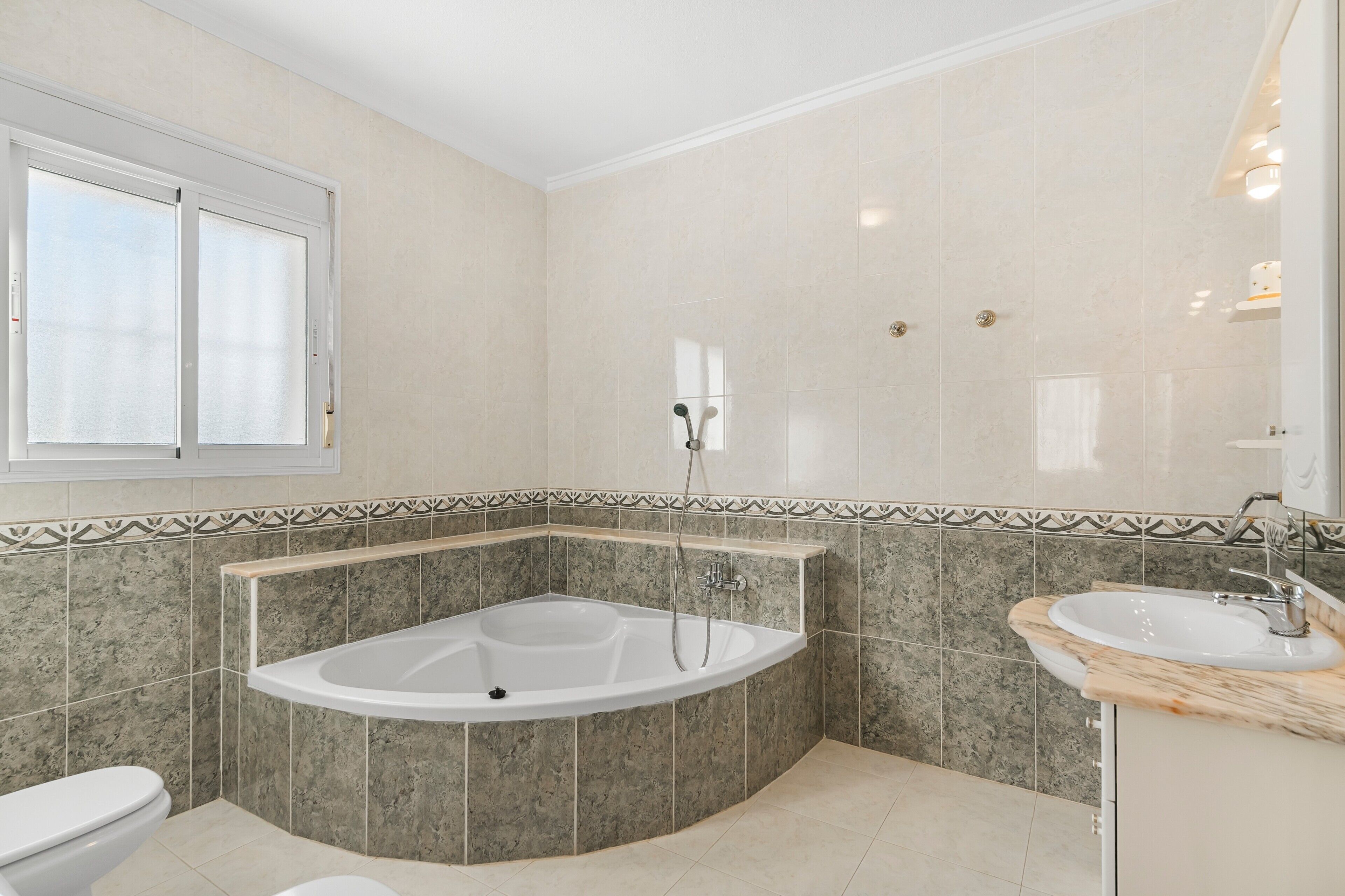 Une salle de bain avec une baignoire sur pieds, des toilettes et un lavabo.