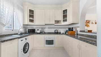 Een koelkast, een magnetron, een oven, een kookplaat