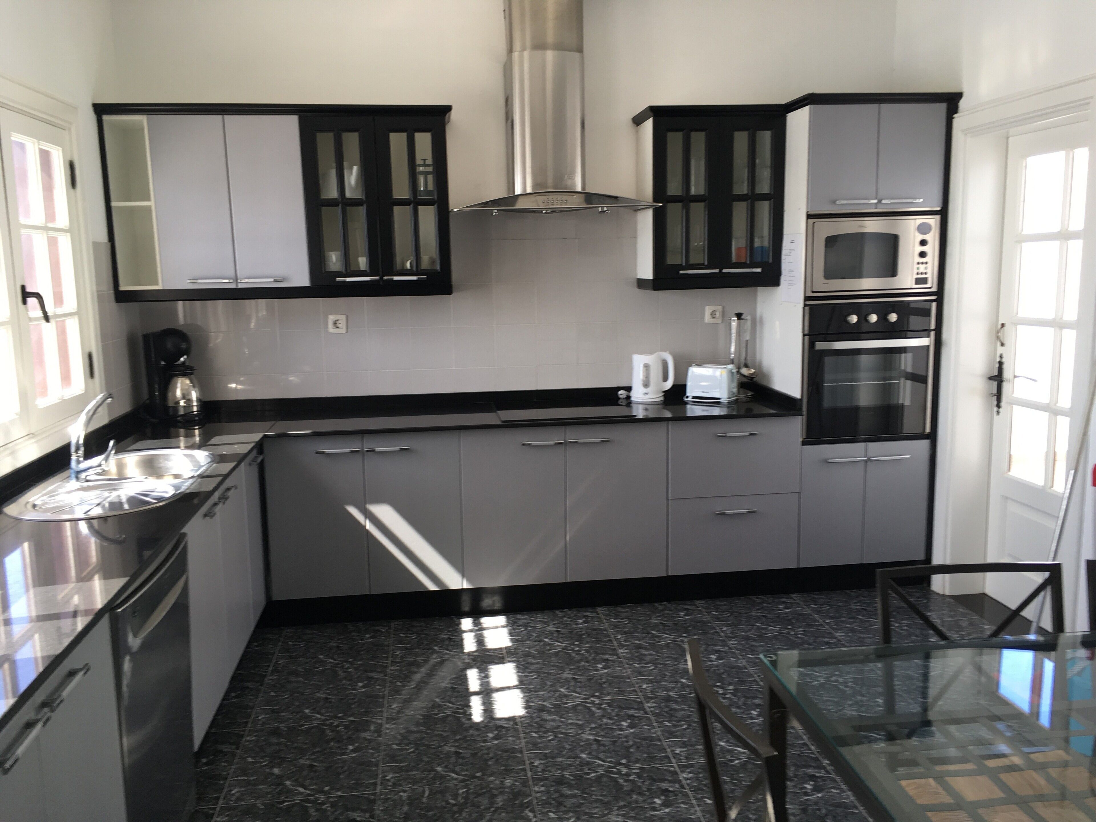 冷蔵庫、電子レンジ、オーブン、コンロ