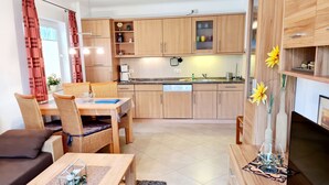Um espaço compacto com área de jantar, pequeno espaço de cozinha e sofá.