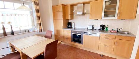 ثلاجة، فرن، غسالة أطباق، ماكينة لصنع القهوة/الشاي