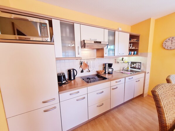 Kühlschrank, Mikrowelle, Geschirrspüler