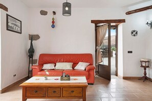 TV - Holiday Home "Casita Tahona" with Mountain Views, Terrace and Wi-Fi (Teguise)