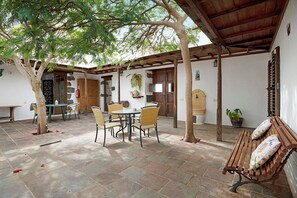 Outdoor dining - Holiday Home "Casita Tahona" with Mountain Views, Terrace and Wi-Fi (Teguise)