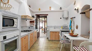 Een koelkast, een magnetron, een kookplaat