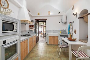 Kühlschrank, Mikrowelle, Herdplatte, Wasserkocher mit Kaffee-/Teezubehör