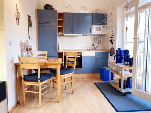 Kühlschrank, Mikrowelle, Ofen, Geschirrspüler