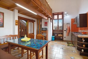 Réfrigérateur, micro-ondes, plaque de cuisson, cafetière/bouilloire