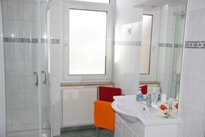Een douche, handdoeken