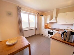Fridge, oven, dishwasher, coffee/tea maker