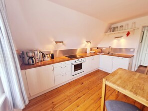 Kühlschrank, Mikrowelle, Ofen, Geschirrspüler