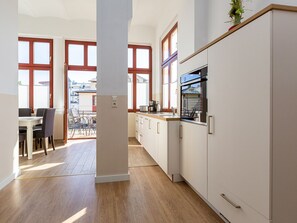 Kühlschrank, Ofen, Geschirrspüler, Wasserkocher mit Kaffee-/Teezubehör