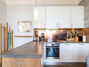 Kühlschrank, Ofen, Geschirrspüler, Wasserkocher mit Kaffee-/Teezubehör