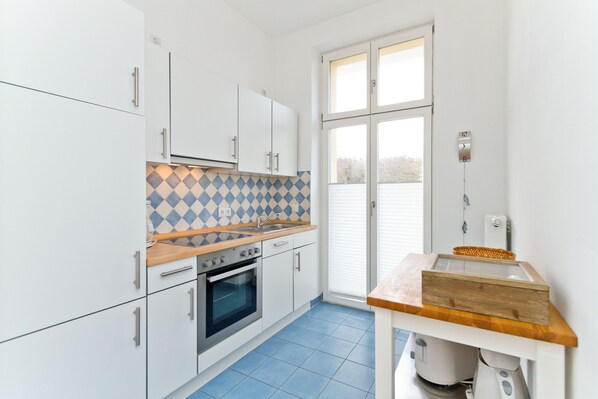 Fridge, oven, dishwasher, coffee/tea maker