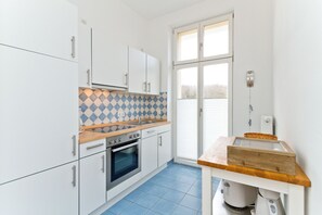 Kühlschrank, Ofen, Geschirrspüler, Wasserkocher mit Kaffee-/Teezubehör