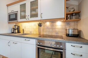 Coffee/tea maker, fridge, microwave, oven