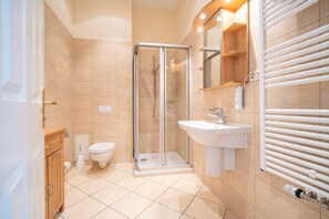 Een douche, handdoeken